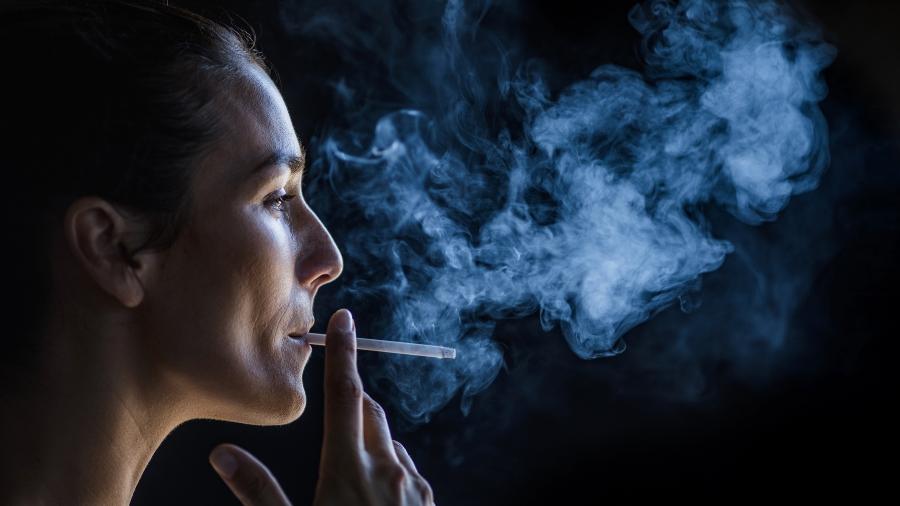 Fumantes têm mais que o dobro de probabilidade de sofrer um AVC do que os não fumantes