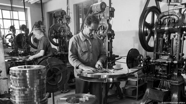 Fábrica de zíperes na Suíça, em 1962
