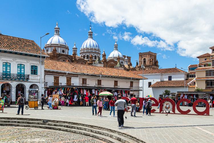 Praça San Francisco, em Cuenca, Equador