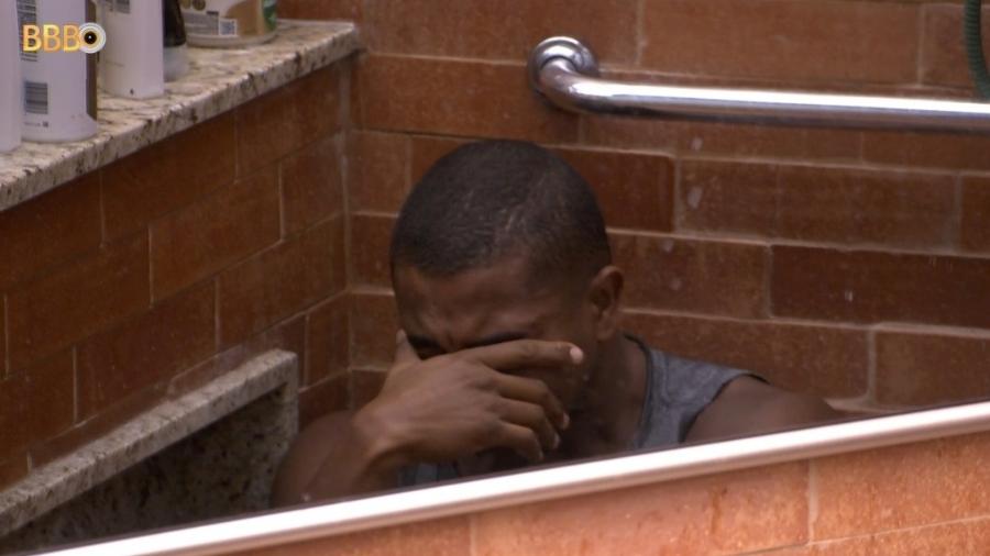 BBB 24: Sozinho, Davi chora no banheiro da casa
