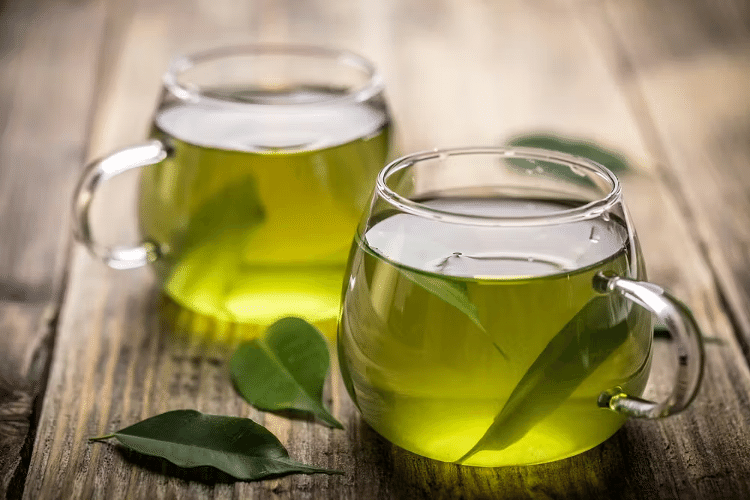 O aminoácido L-teanina também está presente no chá verde.