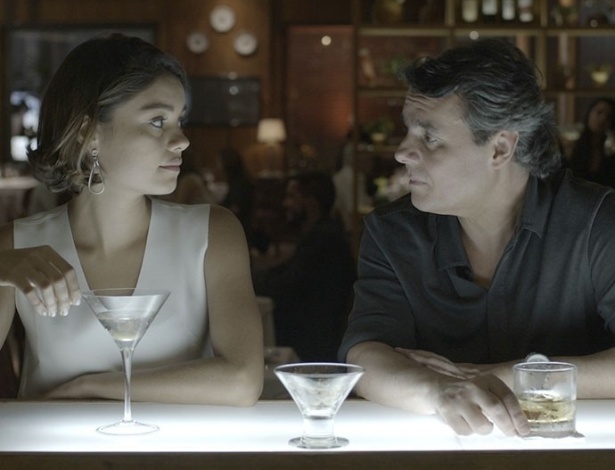 Alice (Sophie Charlotte) e Evandro (Cássio Gabus Mendes) conversam em bar