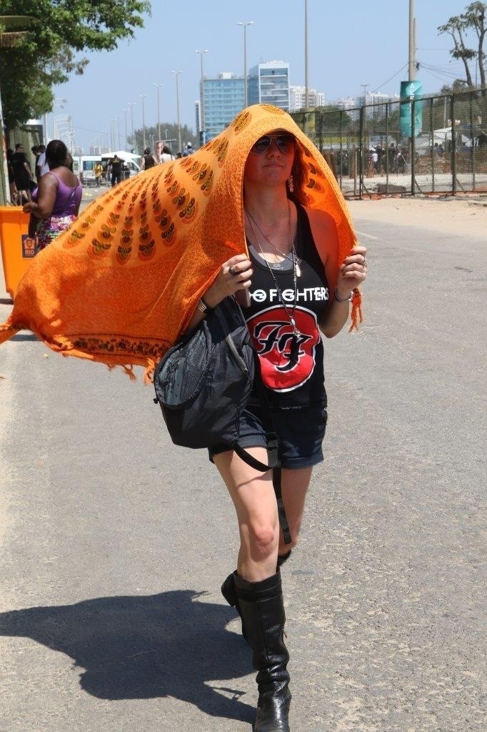 24.set.2015 - Fãs se protegem do sol antes da abertura do portão no quarto dia de Rock in Rio - Zulmair Rocha/UOL
