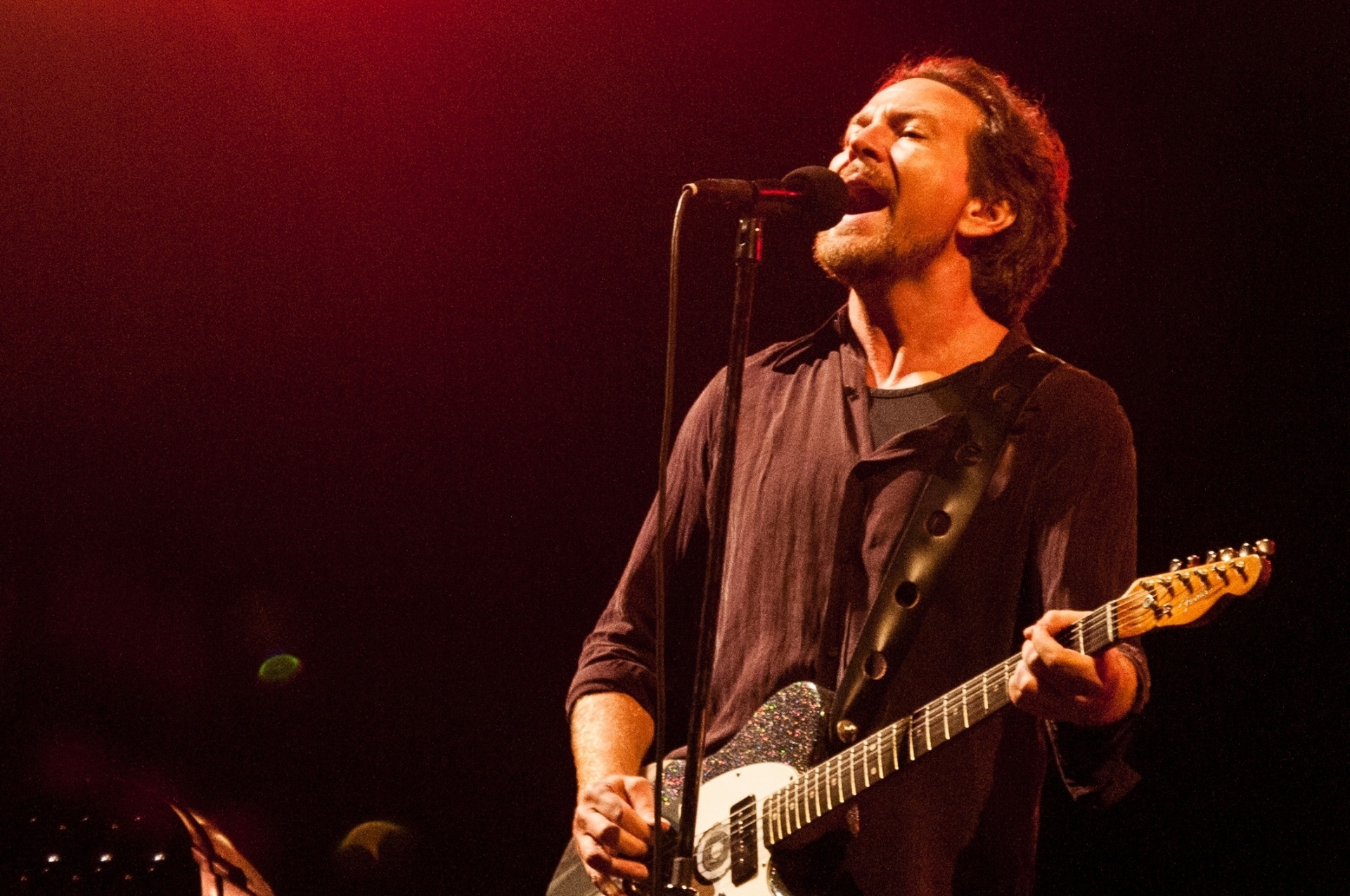 11.nov.2015 - Na noite desta quarta-feira, a banda Pearl Jam se apresentou em Porto Alegre pela terceira vez. O show aconteceu na Arena do Grêmio - Nede Losina /UOL