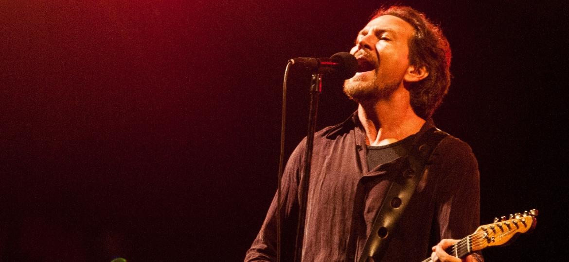 Eddie Vedder é um dos destaques da edição do festival; o Pearl Jam sobe no palco principal do evento no sábado (24) - Nede Losina /UOL
