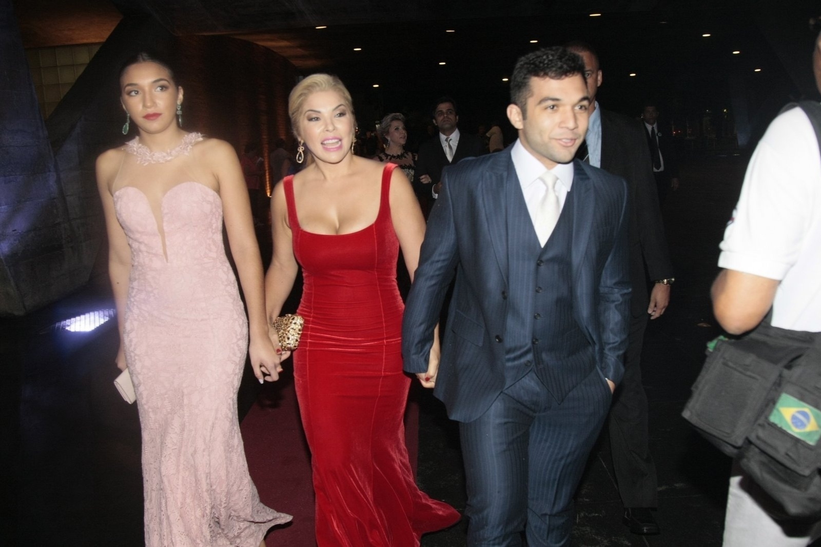 12.dez.2015 - Acompanhado da irmã, Jenifer, e da mãe, Verônica, o noivo Jonathan Costa chega para se casar com Antonia Fontenelle no Museu de Arte Moderna, no Rio de Janeiro - Rogerio Fidalgo e Anderson Borde/AgNews