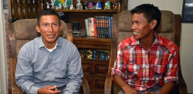 Os indígenas colombianos Nilbio Torrer e Miguel Ramos, parte do elenco do filme "O Abraço da Serpente", que concorreu ao Oscar 2016 como melhor filme estrangeiro - Diana Sanchez/AFP