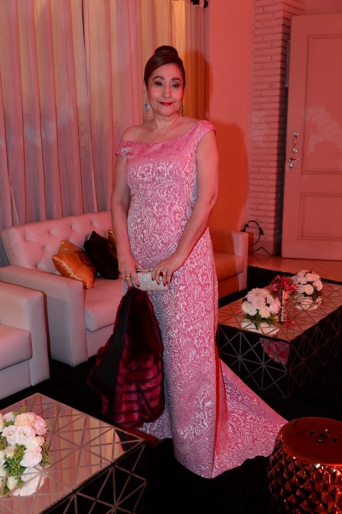 8.jun.2016 - Madrinha do casamento de Léo Áquilla e Chico Campadello, Sônia Abrão posa para fotos antes da cerimônia - Francisco Cepeda/AgNews