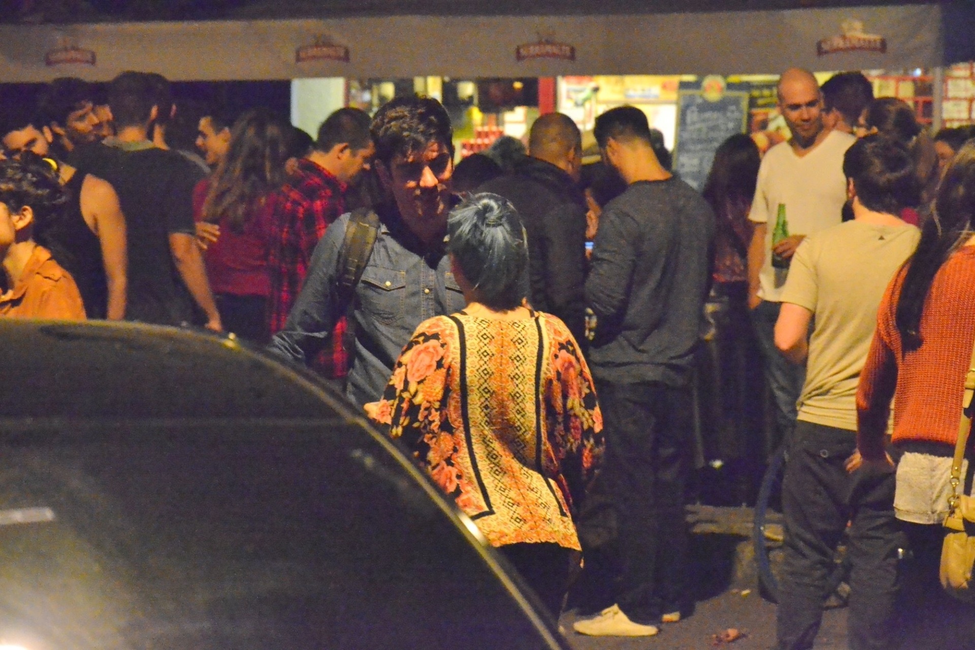 8.jul.2016 - Marcelo Adnet conversa com mulher na Gávea, no Rio de Janeiro, na madrugada desta sexta-feira - Webert Belicio/ AgNews