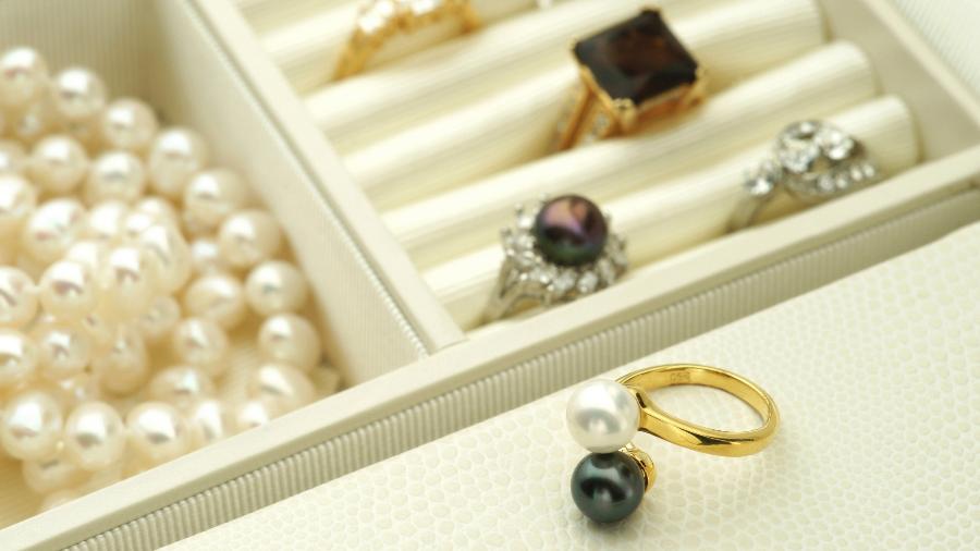 Guardar as joias em estojos especiais ajuda a manter a qualidade das peças - iStock Images
