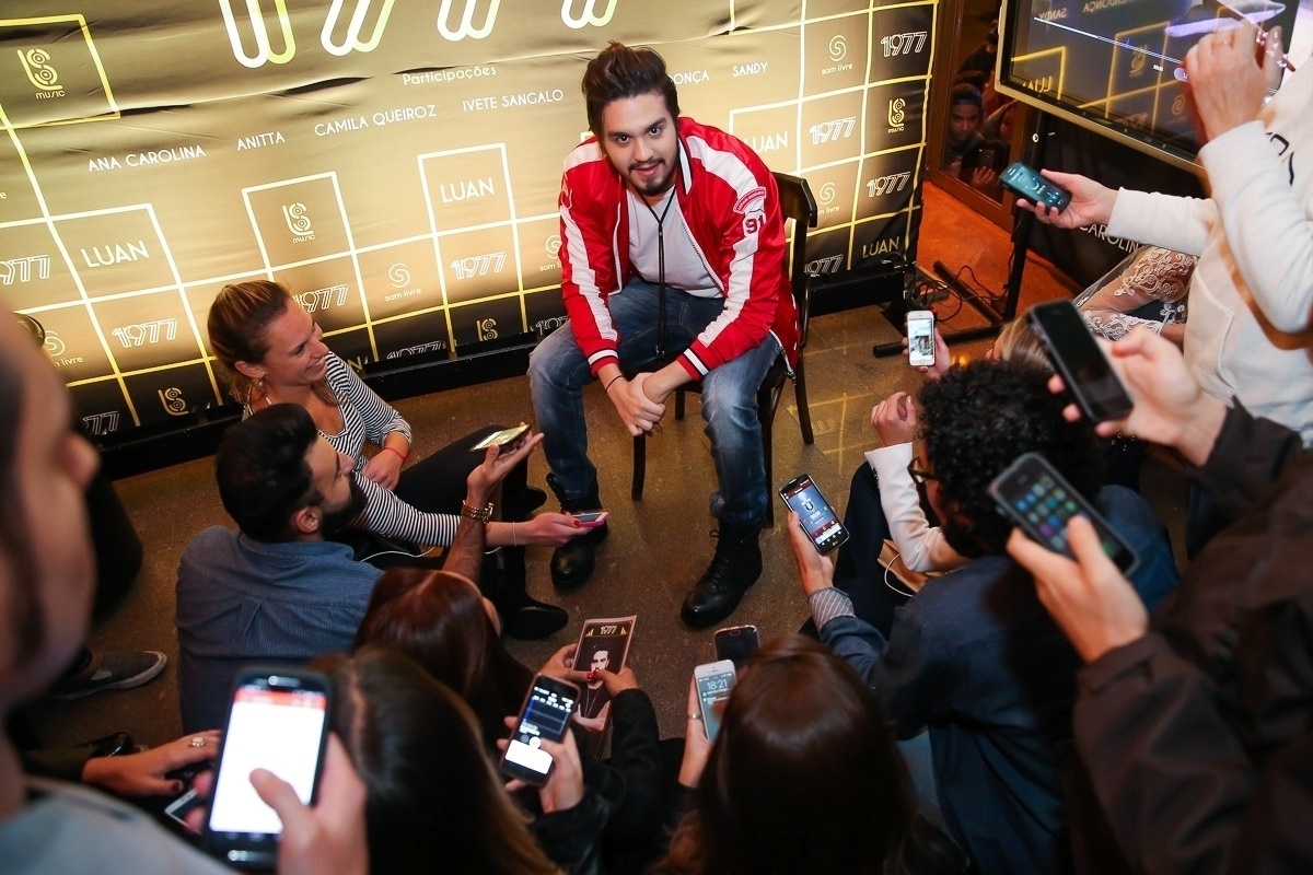 10.ago.2016 - Luan Santana é cercado por jornalistas durante lançamento de seu novo DVD, "1977", que tem parcerias com Anitta, Ana Carolina, Camila Queiroz, Ivete Sangalo, Marília Mendonça e Sandy - Manuela Scarpa/Brazil News