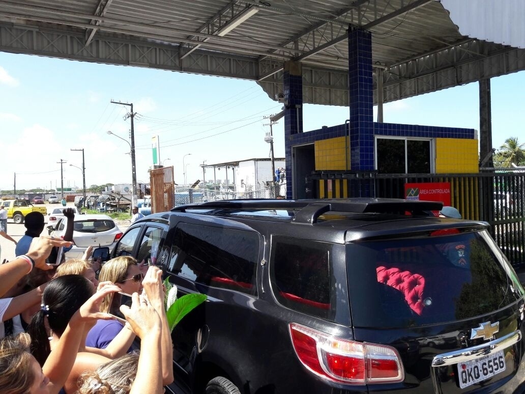 16.set.2016 - Fãs e curiosos observam a chegada do corpo do ator Domingos Montagner ao aeroporto de Aracaju, de onde parte para São Paulo. O cortejo saiu da funerária, no centro da cidade, com apoio dos Bombeiros e Polícia Militar - Fredson Navarro e Flávio Antunes/UOL