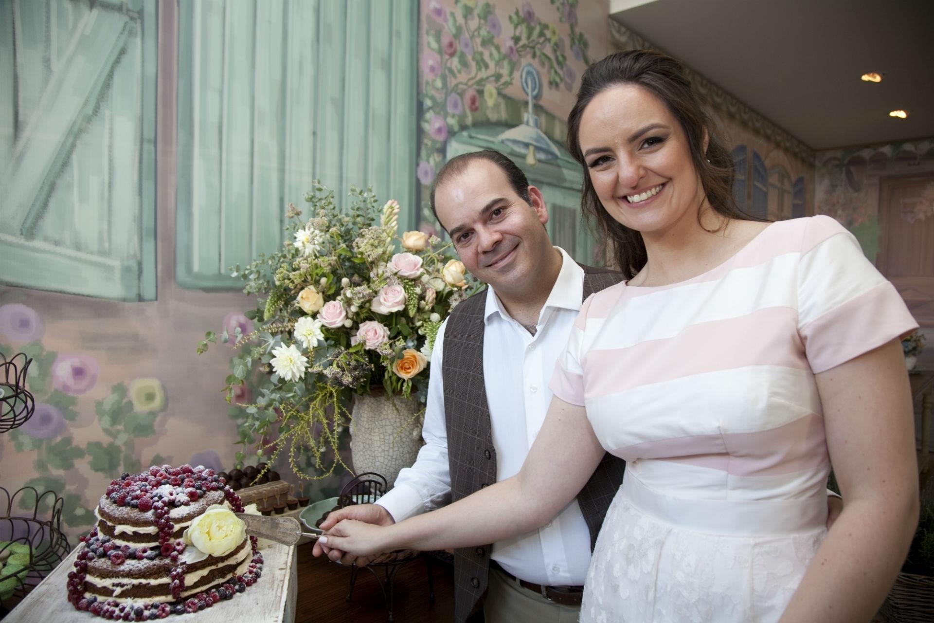 Nos 'mini weddings', os noivos costumam participar muito mais ativamente da organização e, por isso, a festa é mais personalizada e charmosa. Renato Curry e Bruna Beraldo posam ao cortar seu 'naked cake', eles optaram por uma cerimônia para 30 convidados (imagem de personagem, usar apenas no respectivo material) - Maíra Preto/ Divulgação