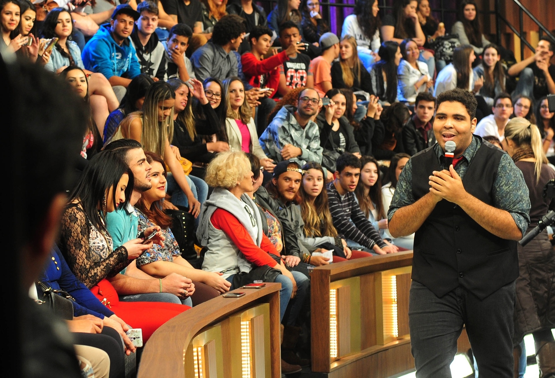 O humorista Paulo Vieira conversa com a plateia antes de começar as gravações do "Programa do Porchat" - Junior Lago/UOL
