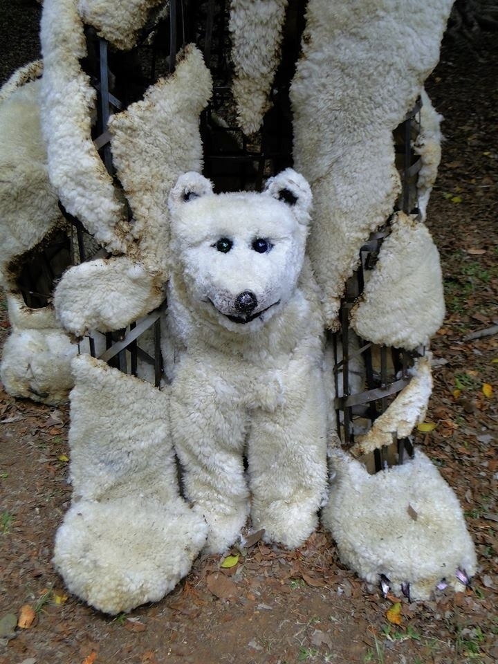 Claudinei Ribeiro fez um urso polar com pelegos de carneiro para ilustrar tragédia da devastação da natureza e seu impacto na reprodução; obra está exposta na Zoo Urbana, no Parque Ibirapuera, em São Paulo - Divulgação