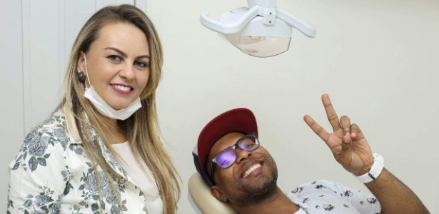 Buchecha posa com a dentista Fernanda Fiúza e mostra resultado da cirurgia que fez para reduzir as bochecas - Natália Ledine Fotografia/Divulgação