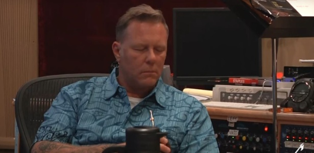 O vocalista do Metallica, James Hetfield, aparece bebendo chimarrão em uma cuia tipicamente gaúcha no clipe da música "Atlas, Rise" - Reprodução - Reprodução
