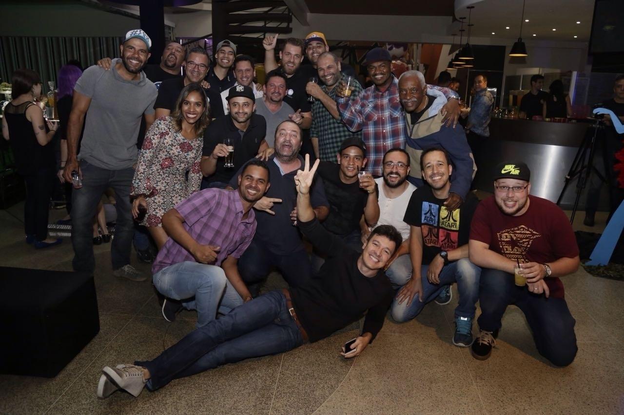 Rodrigo Faro posa para foto com a equipe de seu programa, "Hora do Faro". Festa aconteceu em buffet na zona sul de São Paulo - Click da Foto