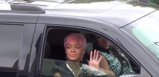 A cantora Rihanna acena para passageiros do "TMZ Celebrity Tour in Hollywood" - Divulgação/TMZ Celebrity Tour - Divulgação/TMZ Celebrity Tour