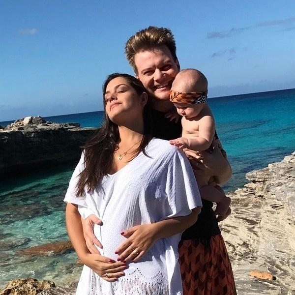 No colo do pai, Melinda faz carinho no ombro da mãe Thais Fersoza - Reprodução/Instagram/@micheltelo