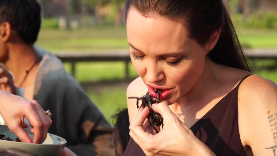 Em visita ao Camboja, Angelina Jolie come aranha e outros insetos - Divulgação/BBC