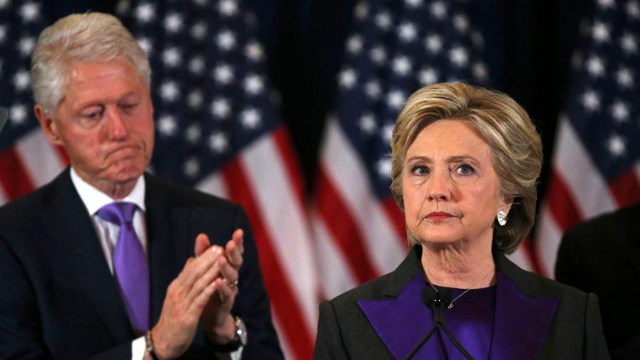 Hillary Clinton discursa após ser derrotada por Donald Trump nas eleições norte-americanas; ao fundo, o marido Bill Clinton, ex-presidente - REUTERS/Carlos Barria