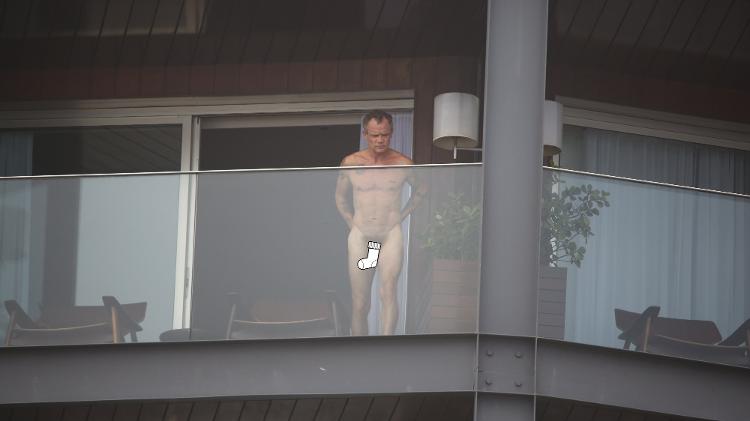 Flea, baixista do Red Hot Chili Peppers, aparece peladão na sacada do hotel fasano. O músico já se apresentou em shows pelado e é conhecido pelo estilo "à vontade"