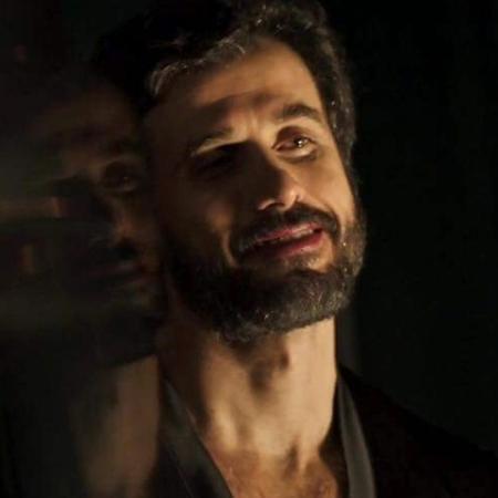 Samuel (Eriberto Leão) na cena em que recebe o garoto de programa em seu apartamento  - Reprodução/TV Globo  - Reprodução/TV Globo 