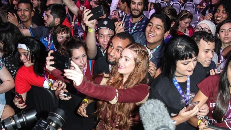 Marina Ruy Barbosa tira selfies com o público da CCXP - Amauri Nehn/Brazil News - Amauri Nehn/Brazil News