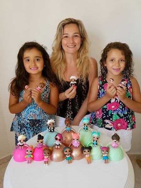 Claudia e as filhas gêmeas Laura e Joana, 7 anos, que têm mais de 25 LOLs Dolls - Arquivo Pessoal