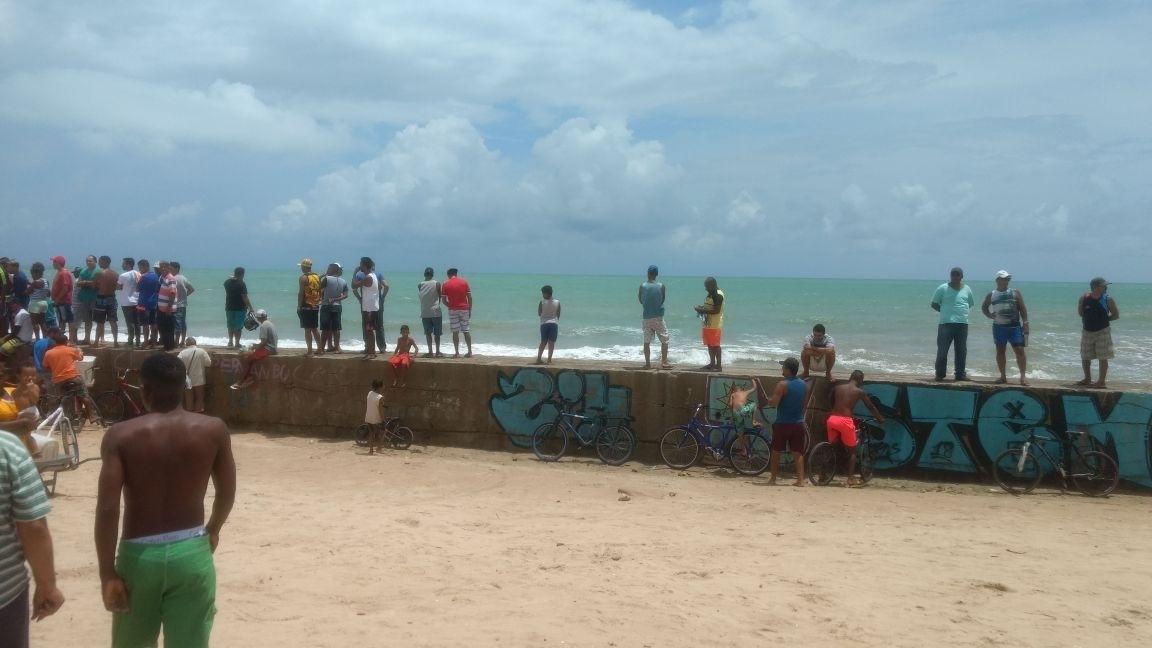 Curiosos na Praia do Pina observam local do acidente - Geraldo Lélis/UOL