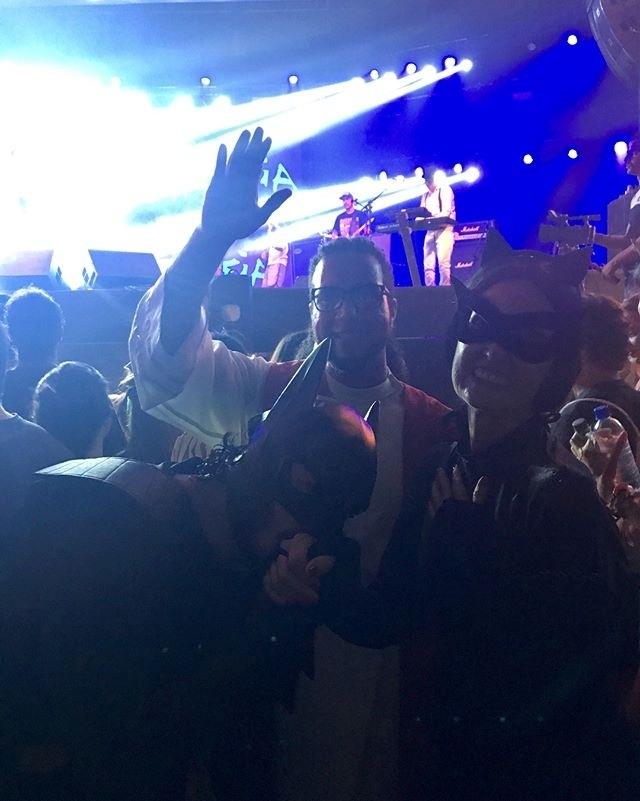 Fátima Bernardes e Túlio Gadêlha posam com foliões fantasiados em festa  - Reprodução/Instagram