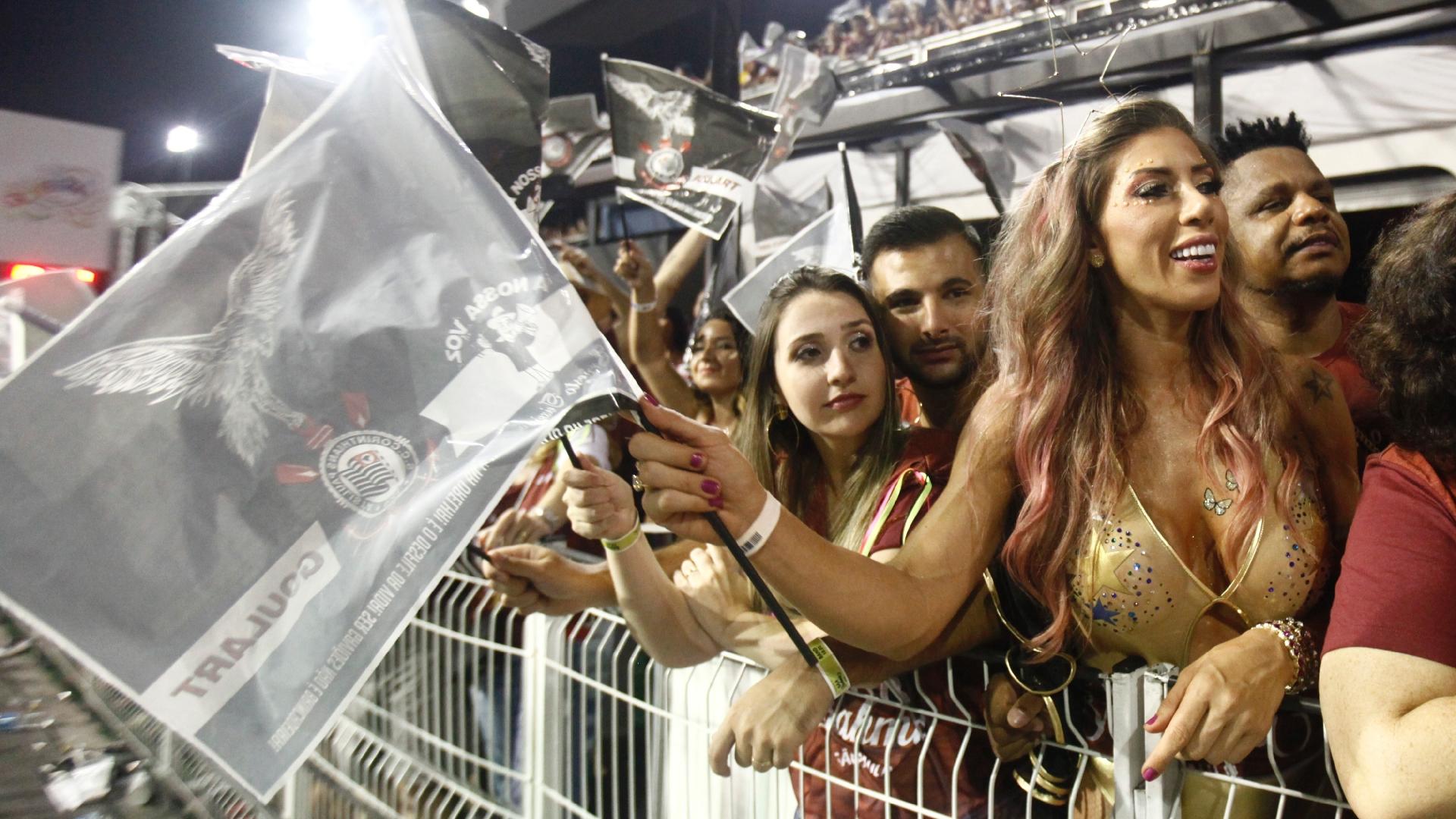 Fora do desfile da Gaviões, Tati Minerato se emociona ao ver a escola passar na avenida - Ricardo Matsukawa/UOL