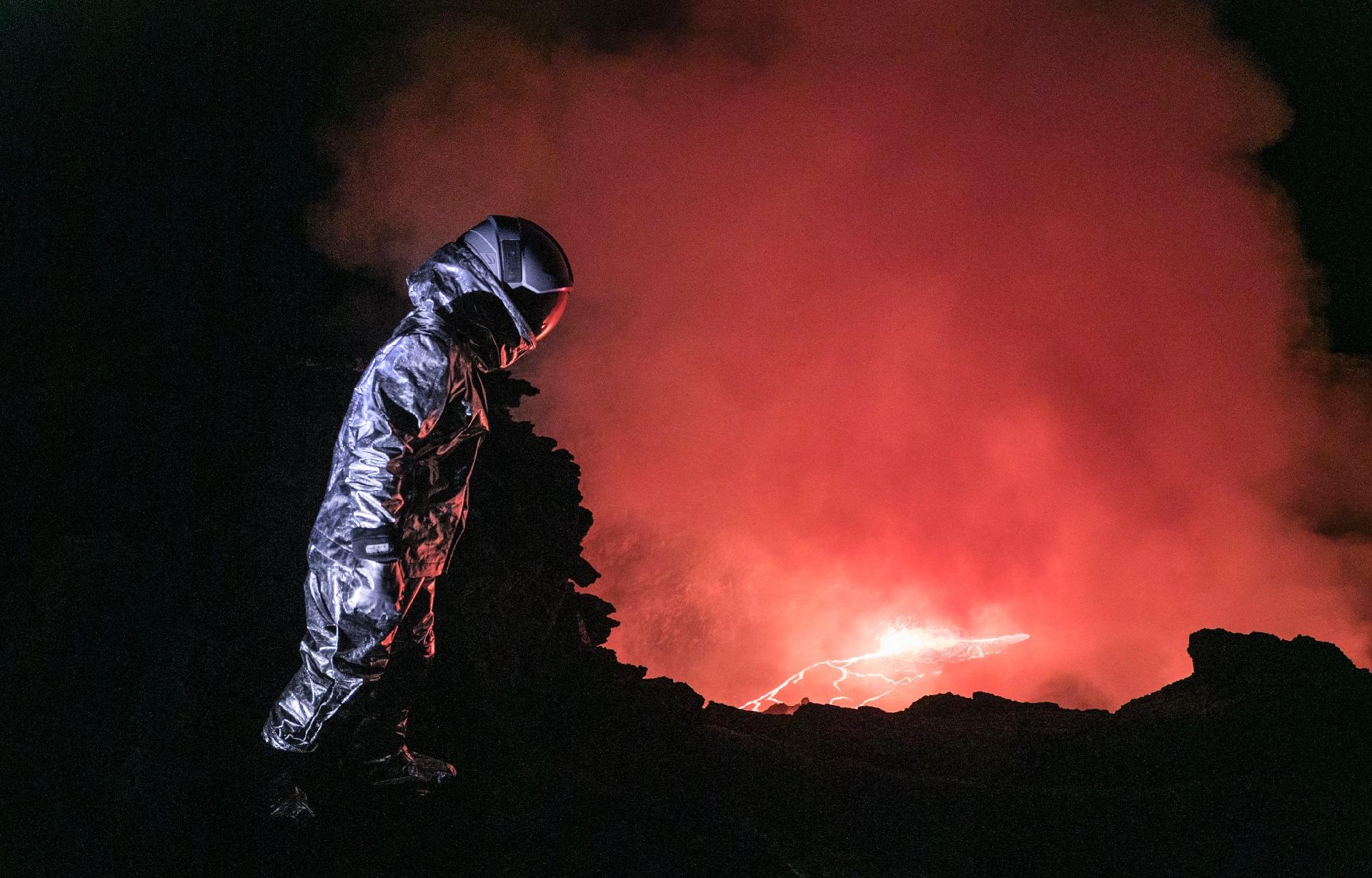 Médica Karina Oliani atravessa o vulcão Erta Ale, na Etiópia - Gabriel Tarso/Divulgação