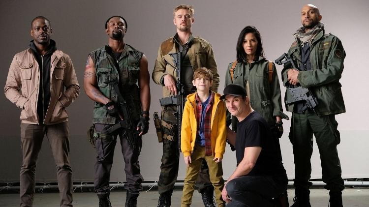 Elenco do reboot de "Predador" com o diretor Shane Black (agachado) - Reprodução - Reprodução