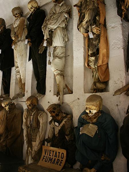 Muitos dos esqueletos e múmias das catacumbas estão usando roupas - Juan Antonio Segal/www.flickr.com/photos/jafsegal/14537318767 - Juan Antonio Segal/www.flickr.com/photos/jafsegal/14537318767