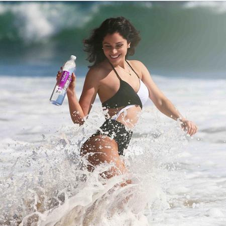 Ex-BBB Maria Melilo faz campanha de marca de água nos Estados Unidos - Reprodução/Instagram - Reprodução/Instagram