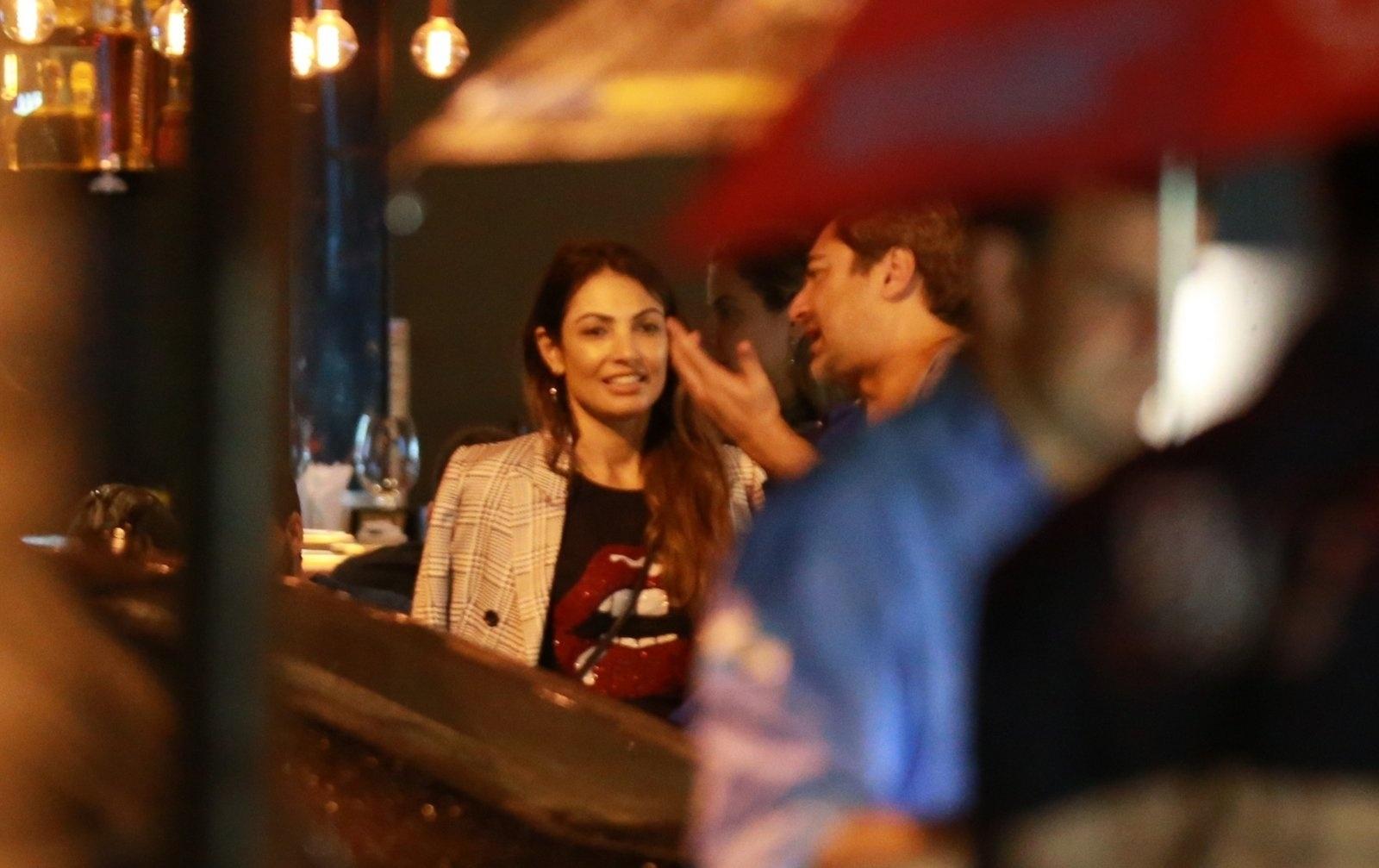 Patrícia Poeta e Zeca Camargo, apresentadores do programa "É de Casa", da Globo, divertiram-se na noite desta sexta-feira (3) em um bar no Leblon, no Rio de Janeiro - Thiago Martins/AgNews