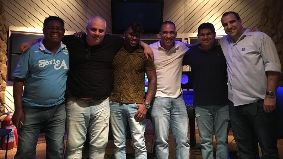 Leonardo Bessa (de branco, ao centro) com a equipe de produção do CD   - Divulgação