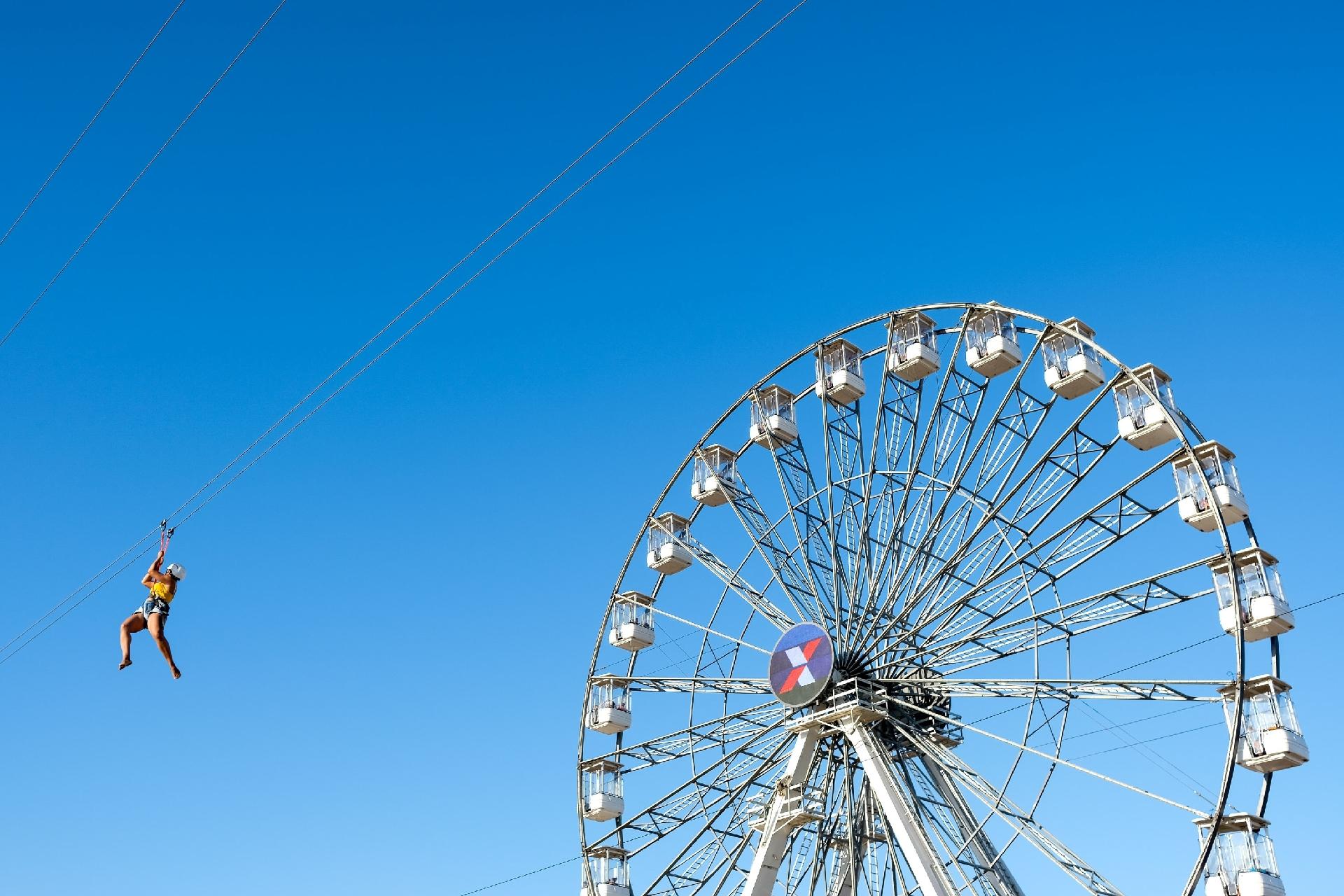 Público se diverte na tirolesa montada na Arena Daniela Mercury onde aconteceu os cinco dias de festa do Festival Virada Salvador - João Alvarez /UOL