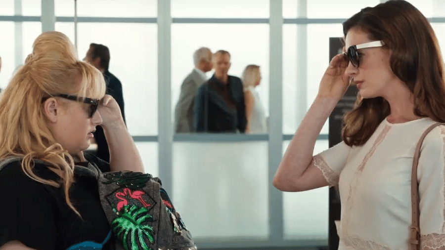 Rebel Wilson e Anne Hathaway em cena de "As Trapaceiras" - Reprodução/YouTube