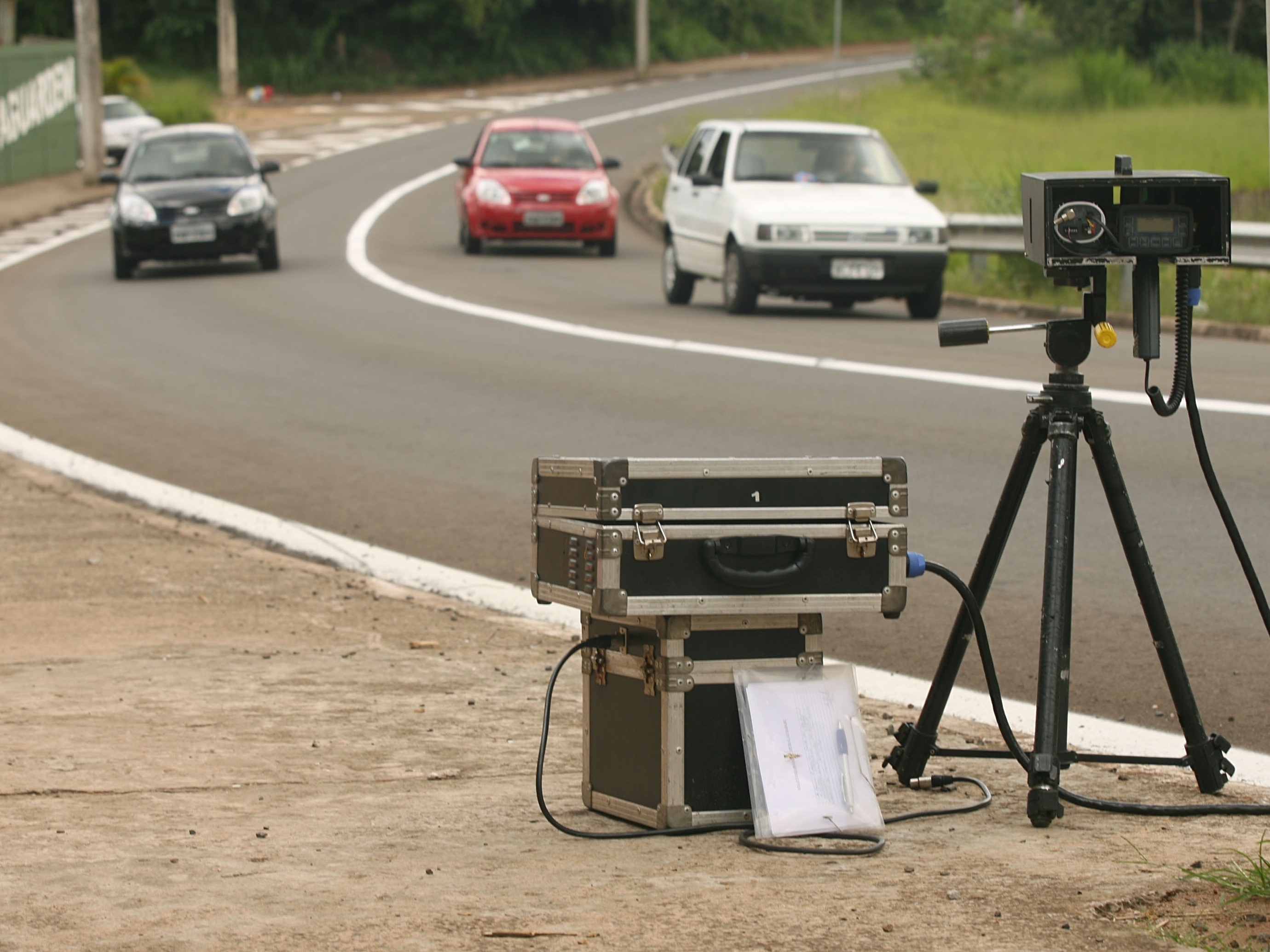 Frear antes do radar: por que nem sempre reduzir a velocidade evita a multa