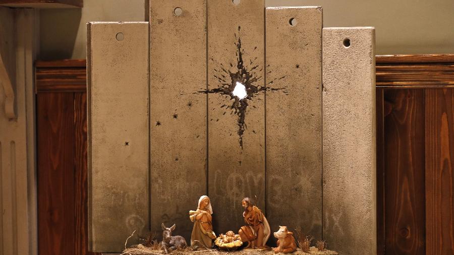 Nova obra de Banksy está exposta em Belém, na Cisjordânia ocupada - AHMAD GHARABLI/AFP