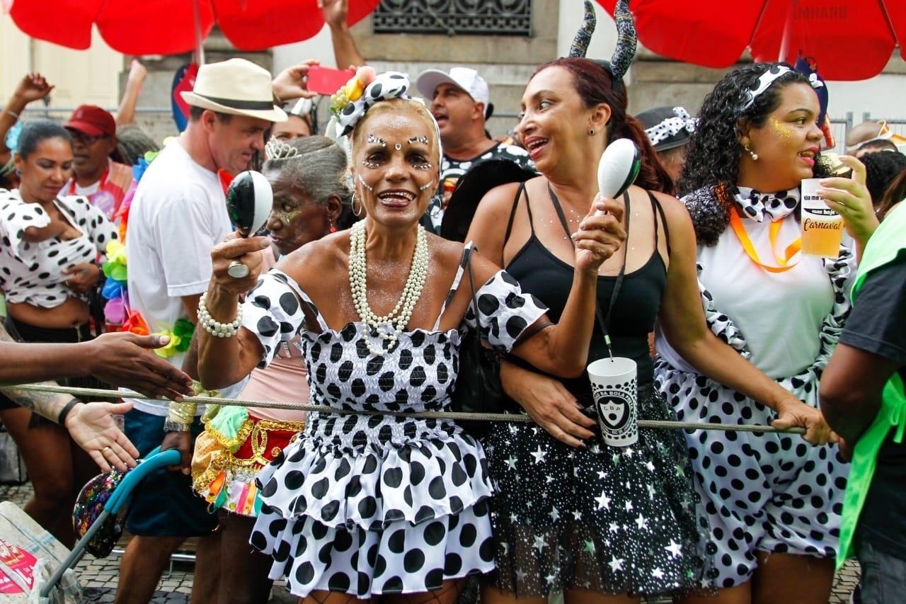 Foliões se animam com o Cordão da Bola Preto, tradição do sábado de Carnaval no Rio de Janeiro - Marcelo de Jesus/UOL