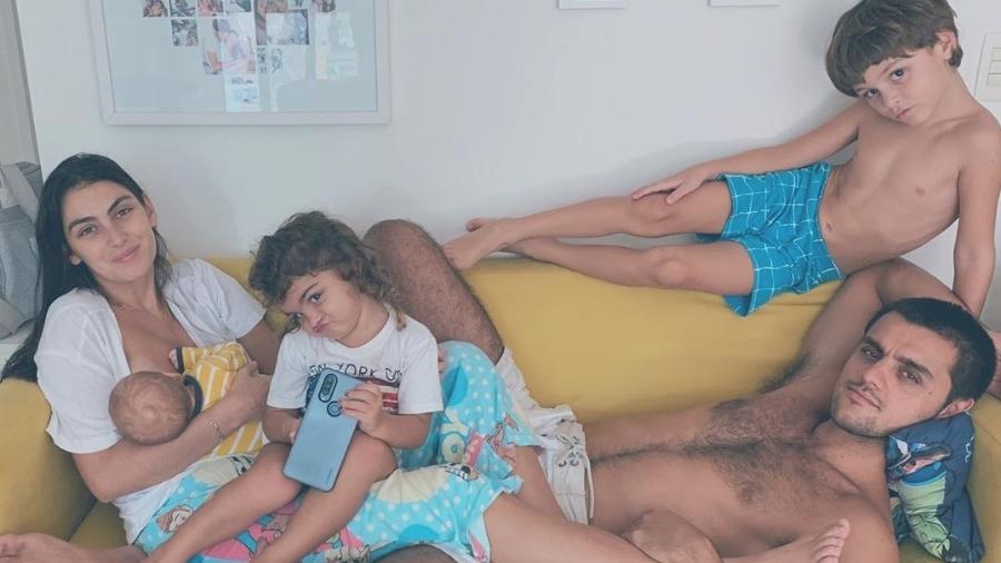 Mariana Uhlmann e Felipe Simas com os filhos Joaquim, Maria e Vicente - Reprodução/Instagram