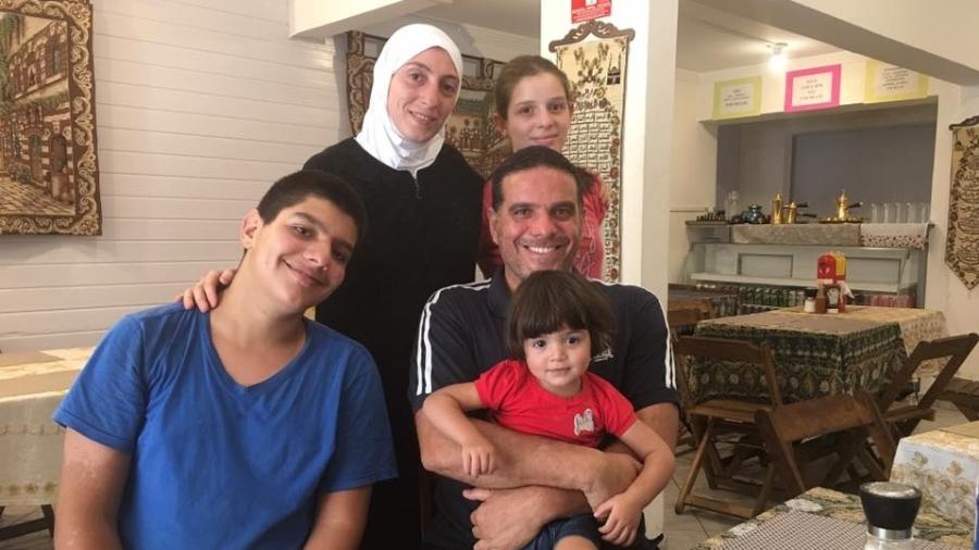 Ghazal Baranbo e Yara (em pé); Riad, Talal (sentados) e Sarah (no colo) no restaurante da família, Talal Culinária Síria - Arquivo pessoal