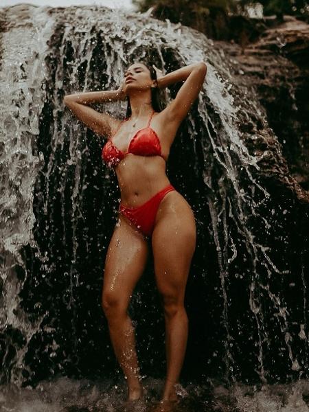Lexa agita web com pose na cachoeira  - Reprodução/Instagram