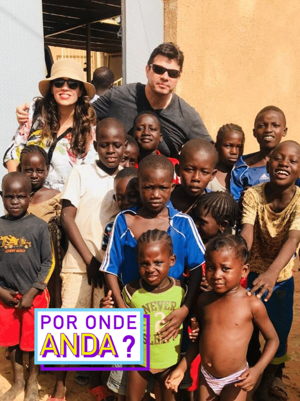 Ex-paquito Xand com crianças de projeto social no Níger