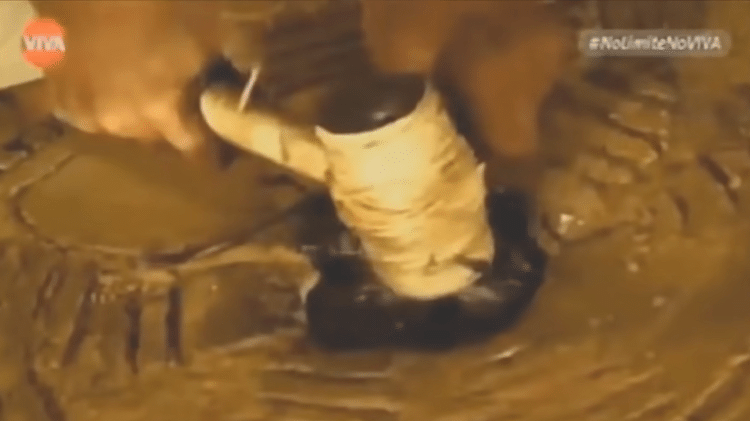 Nas edições antigas de 'No Limite', Zeca Camargo quebrava a mandala do participante eliminado - Reprodução/Canal VIVA - Reprodução/Canal VIVA