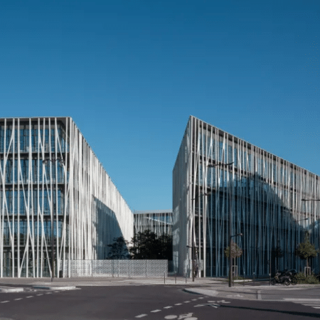 O prédio le19M, em Porte d"Aubervilliers no 19º distrito parisiense, que hoje reúne todos os ateliês Chanel - Divulgação